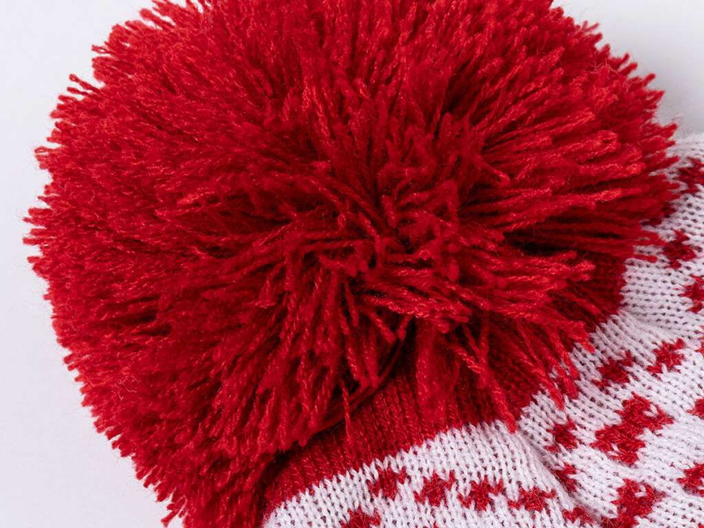 Gorro original con motivos navideños y pom pom a juego