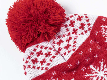 Gorro original con motivos navideños y pom pom a juego