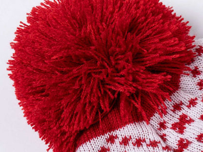 Gorro original con motivos navideños y pom pom a juego