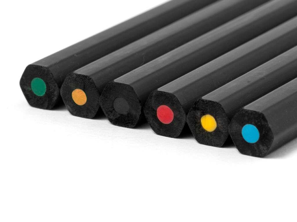 Set de 6 lápices de colores en madera negra con estuche reciclado