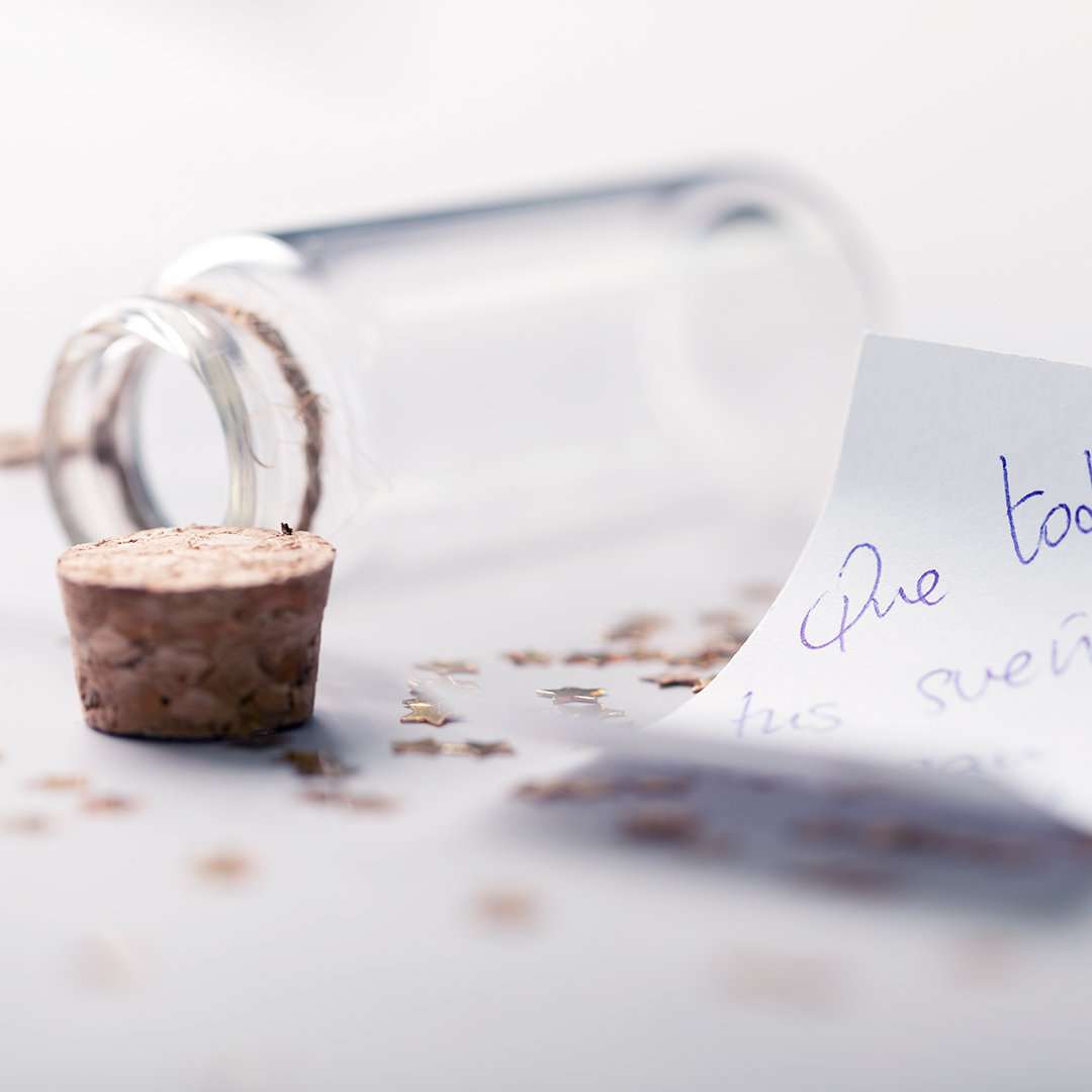 Botecito de cristal para deseos navideños con pergamino y lacito