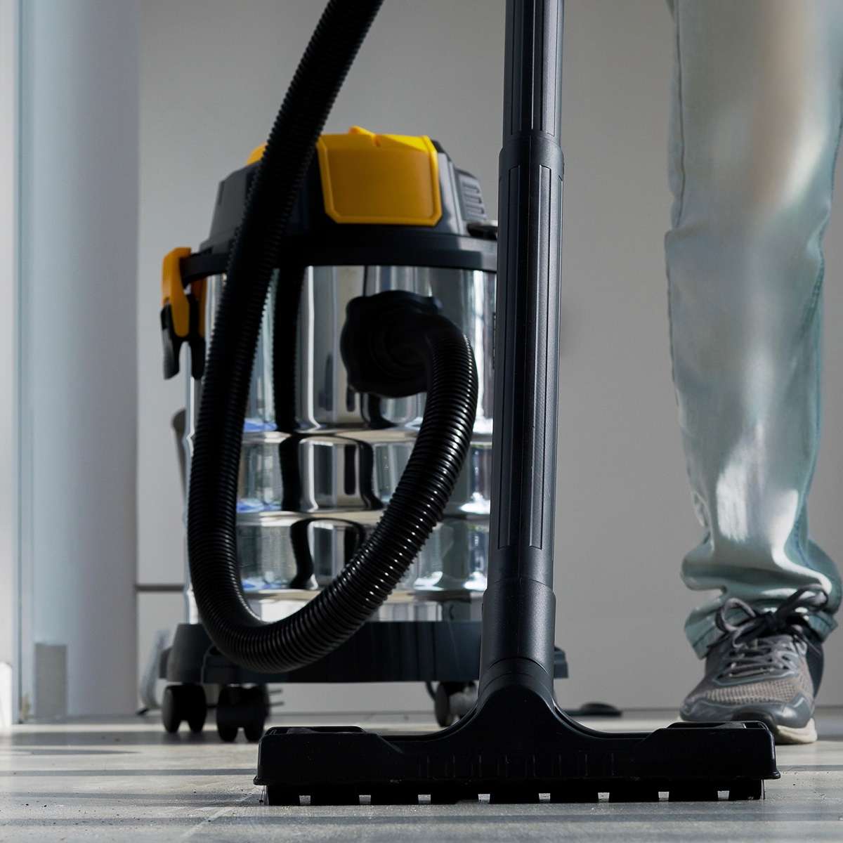Aspiradora / Sopladora Industrial Almalux®,  1200W,  Multiuso para Sólidos y Líquidos con 9 Accesorios