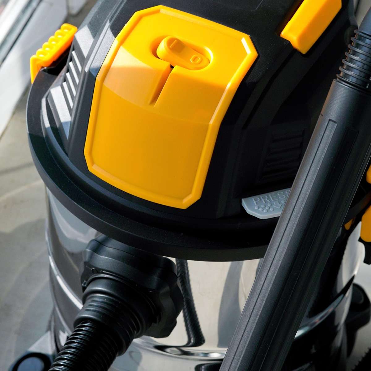 Aspiradora / Sopladora Industrial Almalux®,  1200W,  Multiuso para Sólidos y Líquidos con 9 Accesorios