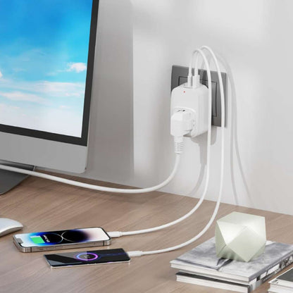 Adaptador Almalux® Enchufe Schuko con 3 USB (1 USB-A + 2 USB-C), 3680W 16A, Protección 1050J, Salida 5V 2.4A Material PC VDE