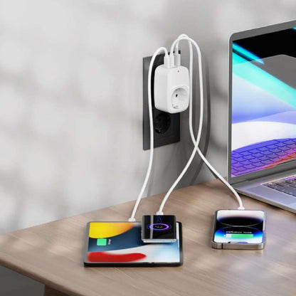 Adaptador Almalux® Enchufe Schuko con 3 USB (1 USB-A + 2 USB-C), 3680W 16A, Protección 1050J, Salida 5V 2.4A Material PC VDE