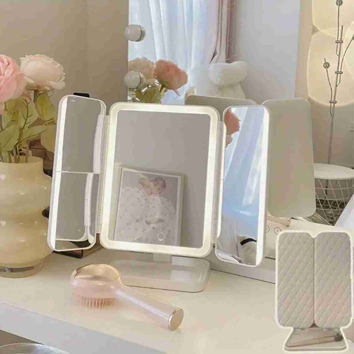 Espejo de Maquillaje Almalux® con Aumento 1X/2X/3X -  LED Recargable con 3 Configuraciones de Luz -  Triple Pliegue y Pantalla Táctil con Batería y Cable USB Incluido