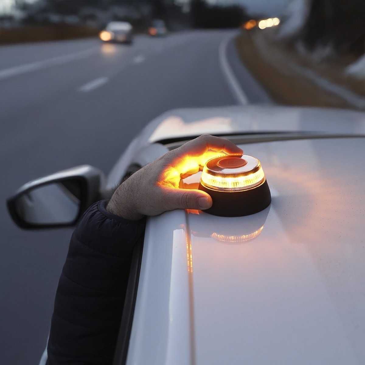 Luz de Emergencia Almalux V16 Geolocalizada – Seguridad y Visibilidad en la Carretera