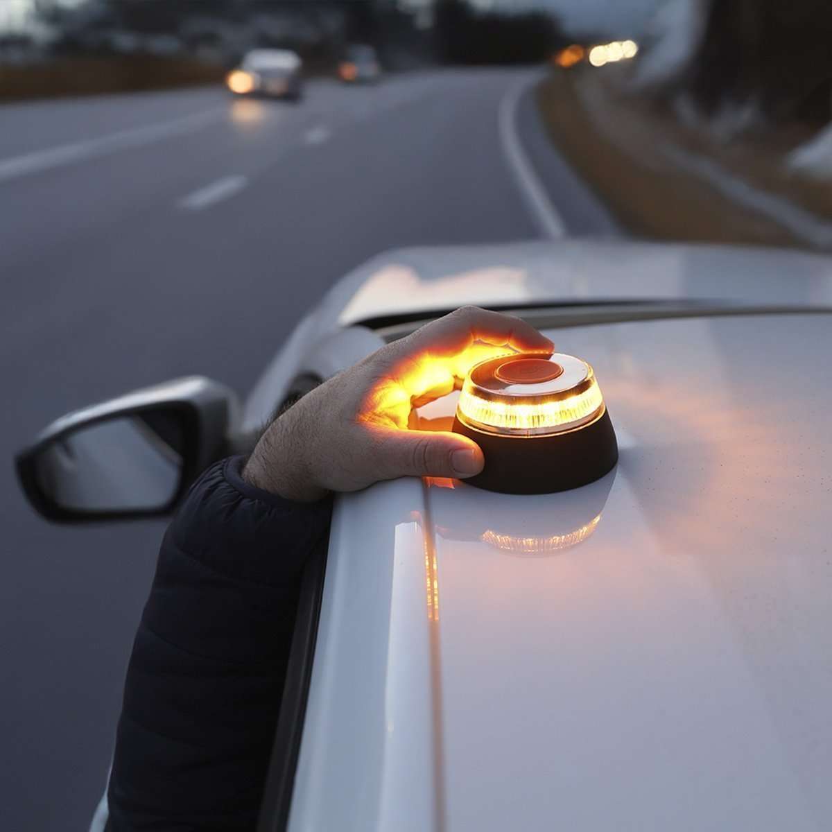 Luz de Emergencia Almalux®, Baliza V16 Geolocalizada – Seguridad y Visibilidad en la Carretera