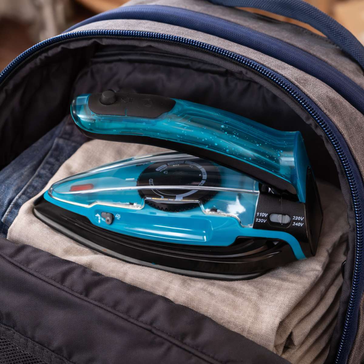 Plancha de Viaje Almalux® 1100W Plegable con Vapor Vertical, Suela Antiadherente de Teflón, Voltaje Dual y Depósito 9 ml Compacta y Portátil