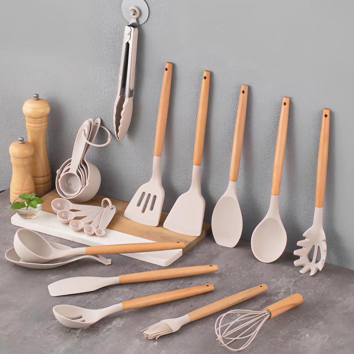 Juego de 34 utensilios de cocina Almalux® – Silicona antiadherente y resistente al calor con mango de madera y soporte - Crema