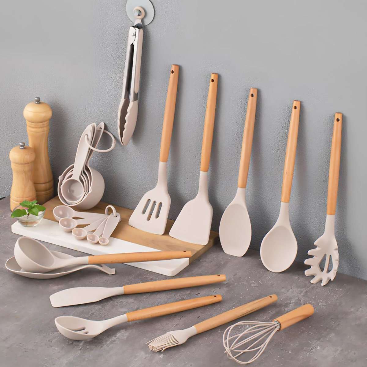 Juego de 34 utensilios de cocina Almalux® – Silicona antiadherente y resistente al calor con mango de madera y soporte - Crema