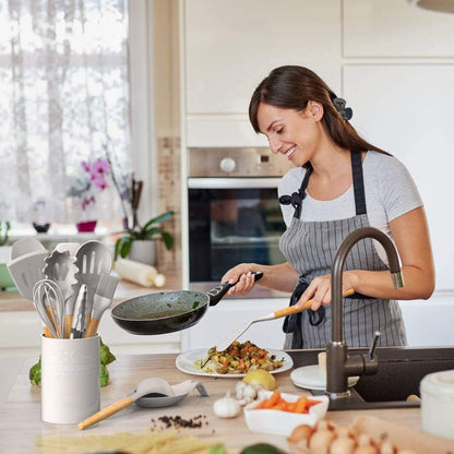 Juego de 34 utensilios de cocina Almalux® – Silicona antiadherente y resistente al calor con mango de madera y soporte - Crema